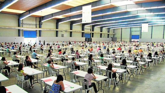 Imagen de archivo de aspirantes en un examen para ser funcionarios de la Junta