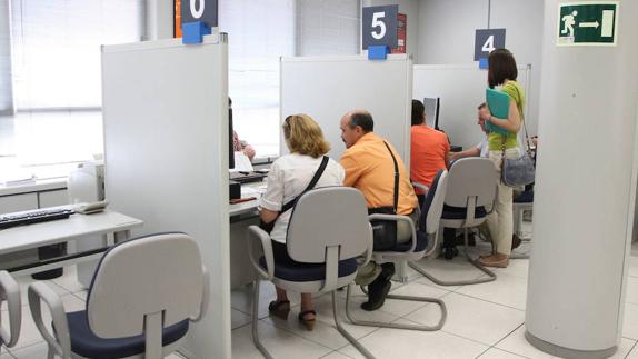 Imagen de archivo de extremeños haciendo la declaración de la renta.