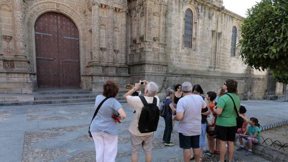 Turistas junto a la Catedral de Plasencia:: HOY