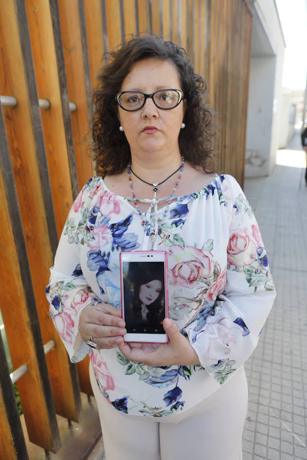 Felicidad García, madre de Sandra, con su fotografía