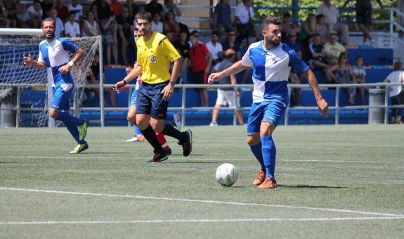 Dani Santigosa durante un partido con el Ebro de esta temporada. :: IRENE VILLALBA