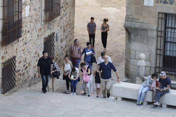 Un grupo de turista llega a la plaza de San Jorge ayer por la tarde. :: armando méndez