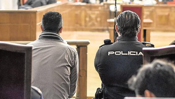 El condenado, sentado en el banquillo de los acusados durante el juicio:: J.V. ARNELAS