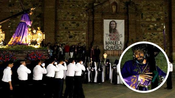 La Hermandad quiso tener este gesto y sorprendió a todos los allí presentes con la presentación del Nazareno ante la gran foto de Manuela