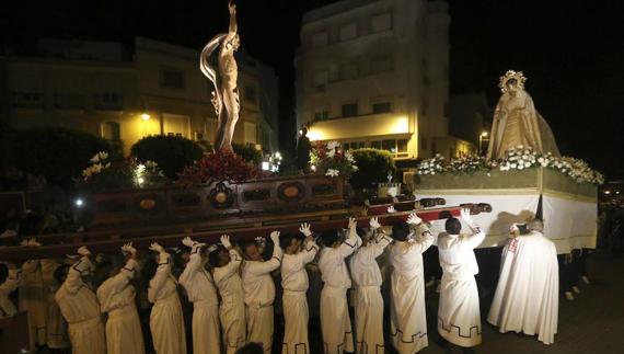 Encuentro entre el Resucitado, la Virgen del Mayor Dolor y San Juan en la Puerta de la Villa