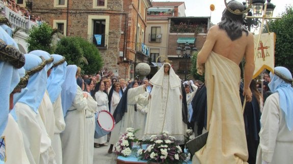 Retiran el manto negro a la Virgen frente al Resucitado. :: P. d.