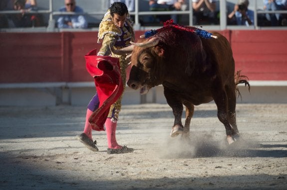 Derechazo de Morenito de Aranda a uno de sus oponentes. :: afp