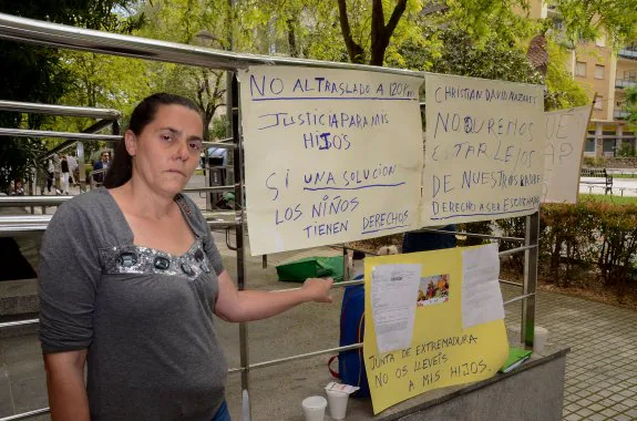 Isabel Gómez en la puerta de la Audiencia Provincial. :: c. moreno