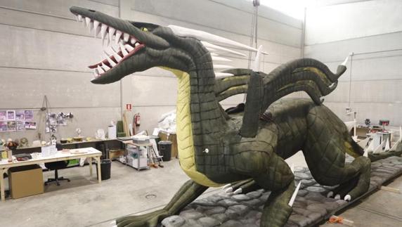 El gran dragón de San Jorge está listo para el desfile de este sábado en Cáceres:: ARMANDO MÉNDEZ