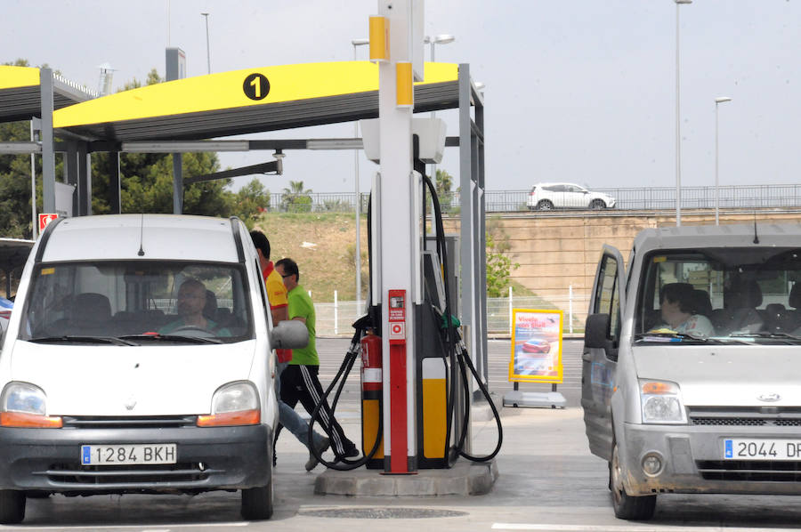 Usuarios repostan en una estación de servicio en Mérida. :: 