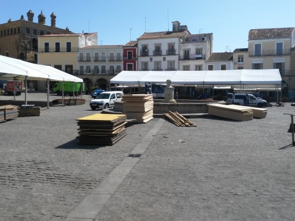 Montaje ayer para la Feria del Queso. :: JSP