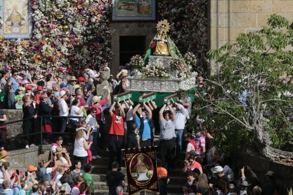 La imagen de la Virgen del Puerto bajando las escalinatas del santuario. :: andy solé