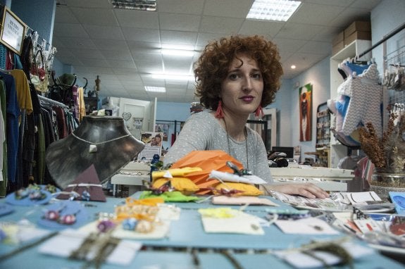 Sole González, en su tienda Galandainas en el Casco Antiguo de Badajoz. :: pakopí