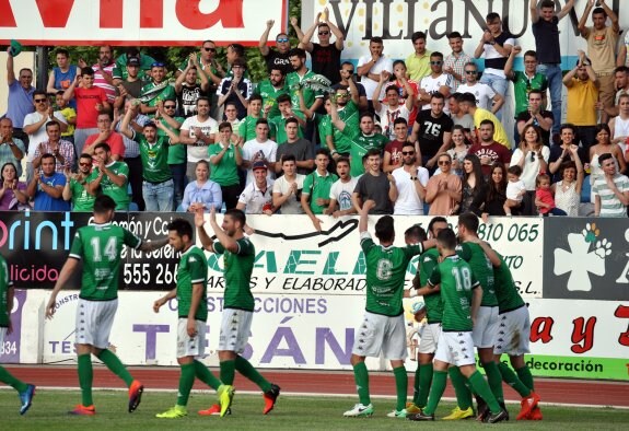 Los jugadores y la afición celebran el primero de los dos goles de Jesús Rubio. :: e. domeque