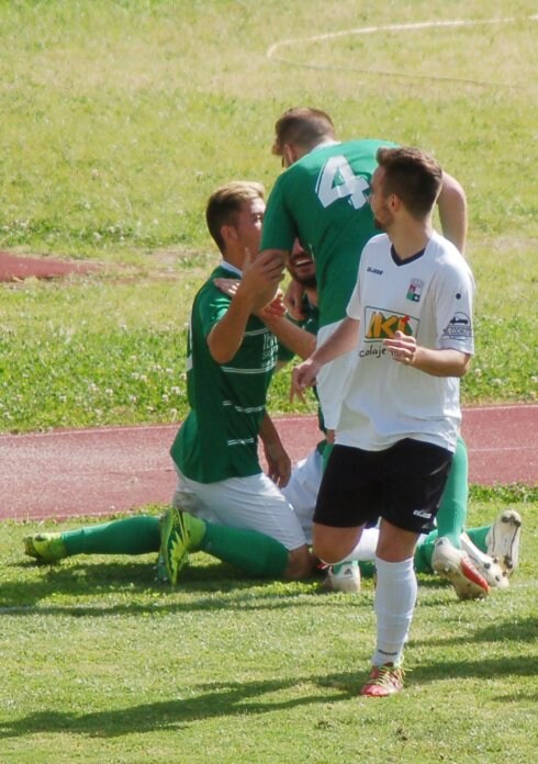 Rico celebra el 2-2. :: PALMA