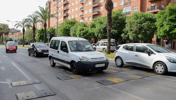 El cojín que ha desaparecido en uno de los badenes de Sinforiano Madroñero. :: casimiro moreno