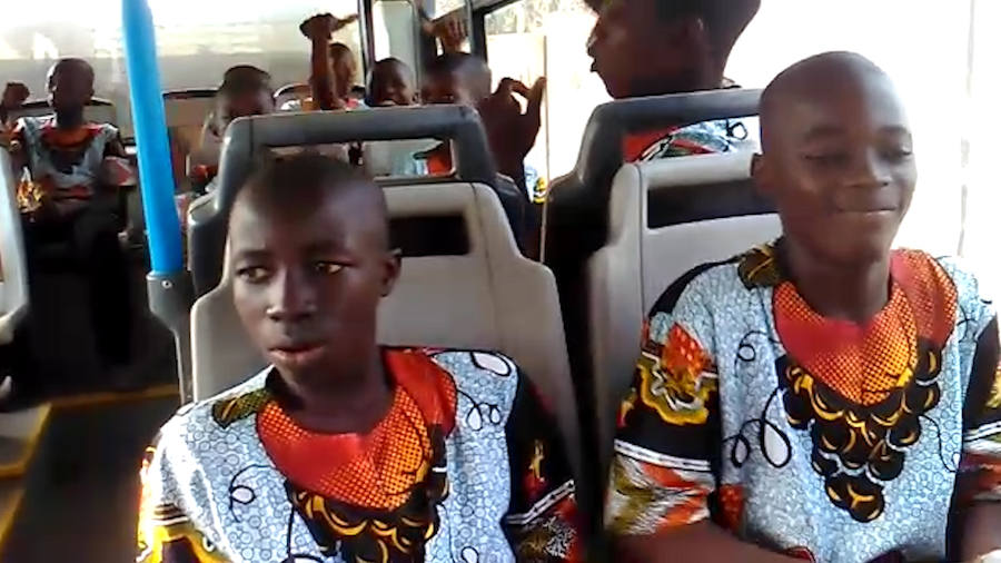 El autobús de Atabal ya recorre Freetown para atender niños sintecho