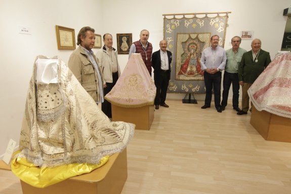 Miembros de la cofradía en la exposición abierta ayer. :: l. cordero