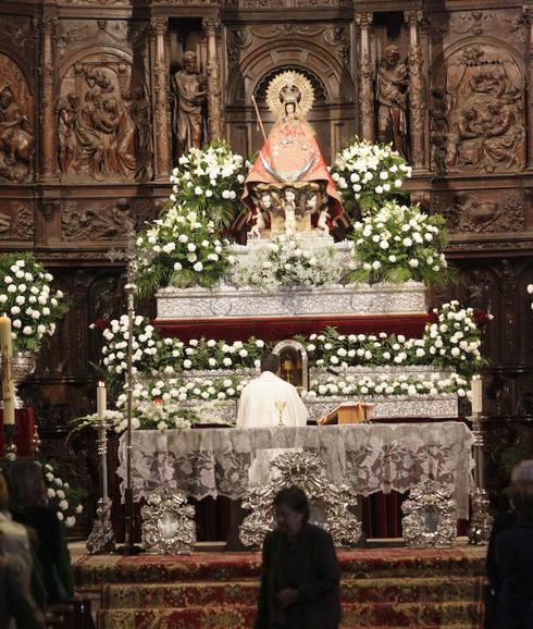 La Virgen durante una de las misas de ayer en la Concatedral.