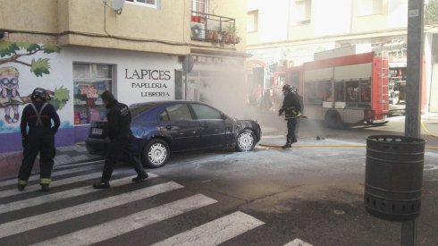 Vehículo ardiendo. :: romero