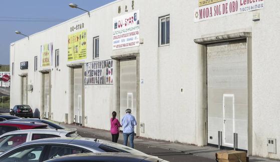 Varios almacenes de venta a mayoristas en El Nevero cerrados, el pasado domingo:: J.V. ARNELAS