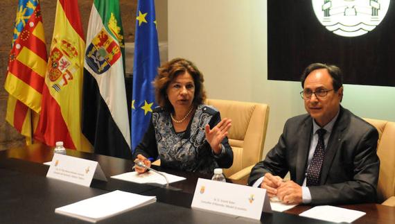 Pilar Blanco Morales con el Conseller de Hacienda de la Comunidad Valenciana, Vicent Soler.
