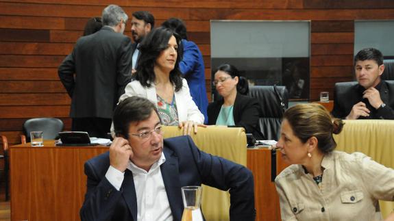 Guillermo Fernández Vara y la consejera Pilar Blanco-Nogales, en el pleno de la Asamblea de Extremadura.::