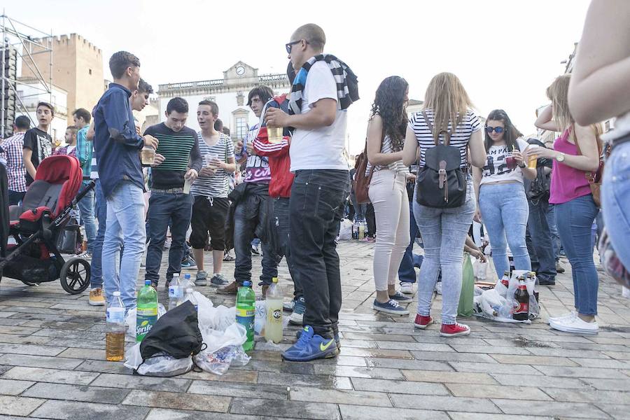 Grupos de jóvenes hacen botellón en la Plaza Mayor durante el Womad de 2015. :: 