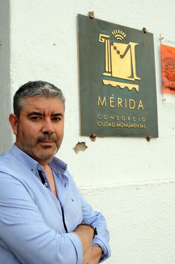 Félix Palma, en la puerta principal del Consorcio. :: brígido