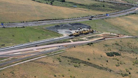 Estado de la obra del AVE entre Carmonita y Cáceres vista desde el aire.