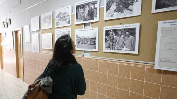 Una mujer observa la exposición que conmemora el 72 aniversario de la liberación del campo de Mauthausen en Cáceres