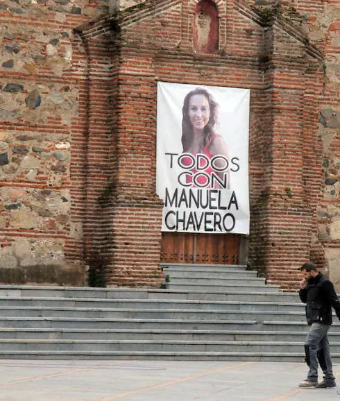 La foto de Manuela Chavero continúa presidiendo la plaza de Monesterio
