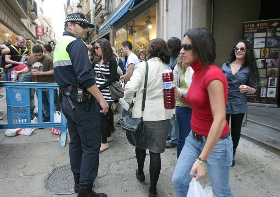 Control para impedir entrar en la Plaza Mayor con botellas de cristal en un pasado Womad. :: hoy