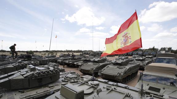 Presentación de la misión del Ejército de Tierra en Letonia, la primera que desplegará medios acorazados en el exterior, que participarán en una operación de la OTAN para reforzar el este de Europa, hoy en la sede de la Brigada de Infantería Mecanizada Extremadura XI, en Badajoz el pasado mes de abril