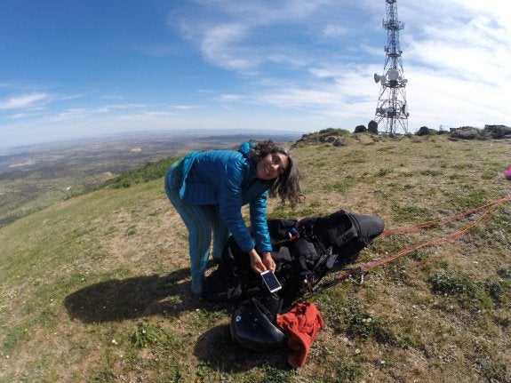 Preparando su material de vuelo la semana pasada para despegar desde Montánchez. :: HOY