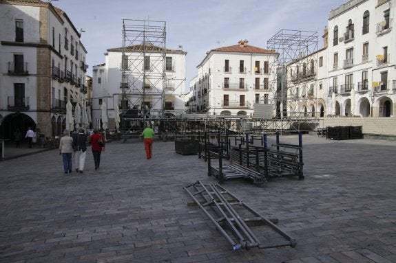 El escenario principal de Womad ya ha comenzado a montarse en la Plaza Mayor. :: lorenzo cordero