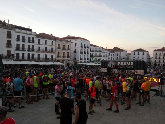 Instantes previos a la salida en la plaza Mayor. :: ISMAEL LÓPEZ