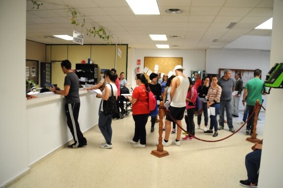 Colas para el plan de empleo social, una medida que no ha supuesto más gasto en personal. :: BRÍGIDO