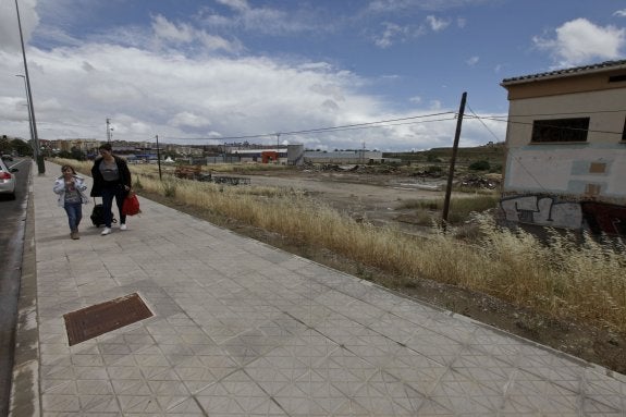 Solar del antiguo matadero, todavía sin ninguna utilidad y al fondo el Híper de Carrefour. :: l. cordero