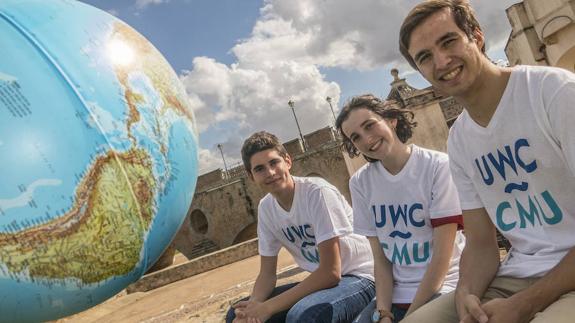 De izquierda a derecha, Alejandro Guerrero, Natalia Falcón y Arturo Cuesta, en Badajoz. 