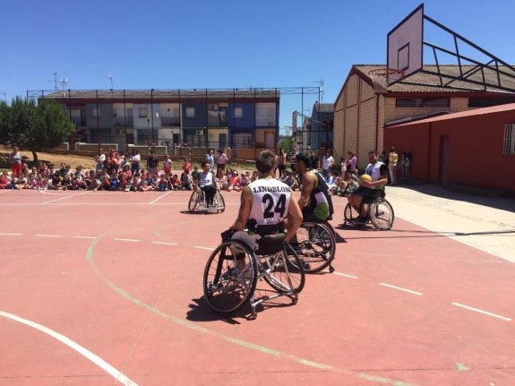Jugadores del Mideba, ayer en el CEIP Cerro de Reyes. :: mideba 