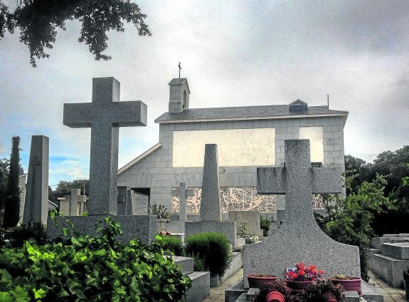 Capilla del cementerio del Pardo, en cuya cripta está enterrada la mujer de Franco, Carmen Polo. :: alberto ferreras