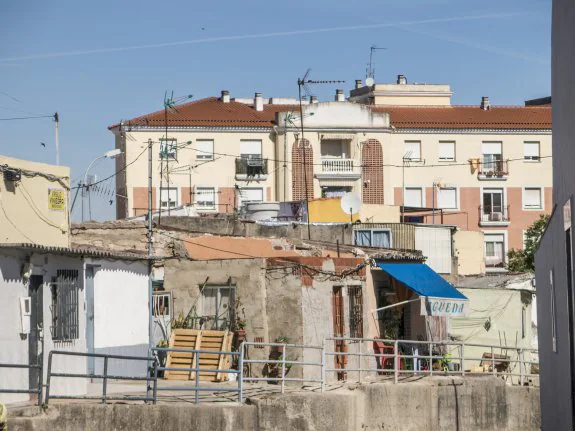 Casas deterioradas en la zona de La Picuriña con la zona moderna de San Roque al fondo. :: pakopí