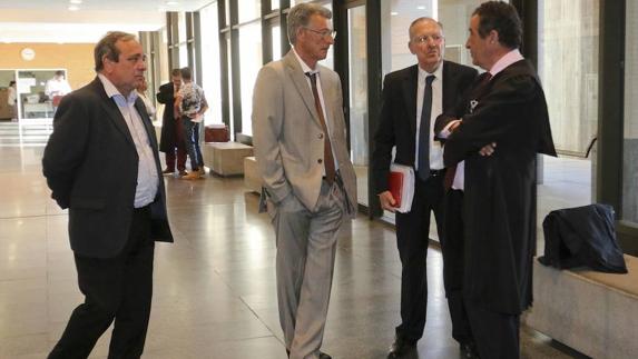 Juan Francisco Cerrato, José Villa y José Luis Viñuela a las puertas de la sala del juicio. 