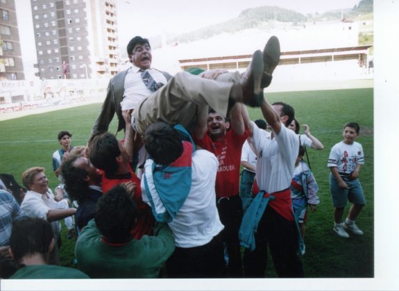 Jugadores y aficionados del Mérida mantean a Pepe Fouto después del ascenso del Mérida en 1995. :: hoy