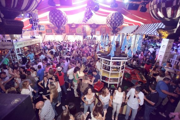 Mucha animación en la caseta El Quinto Pino. :: lorenzo cordero