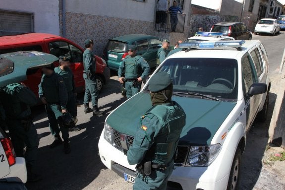 Guardia Civil en el barrio de San Lázaro de Plasencia, de donde son muchos de los acusados. :: hoy