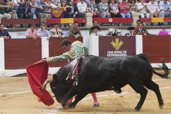 Pase de pecho de Antonio Ferrera al cuarto toro de la tarde, al que cortó dos orejas. :: jorge Rey