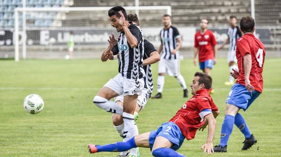 El Badajoz jugó un partido en el que sobrevivió a todo.