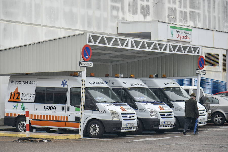 Ambulancias a las puertas de un centro sanitario en Badajoz:: HOY